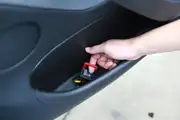 2025+ MODEL Y (JUNIPER) IÇIN ACIL ÇIKIS MANDAL 1