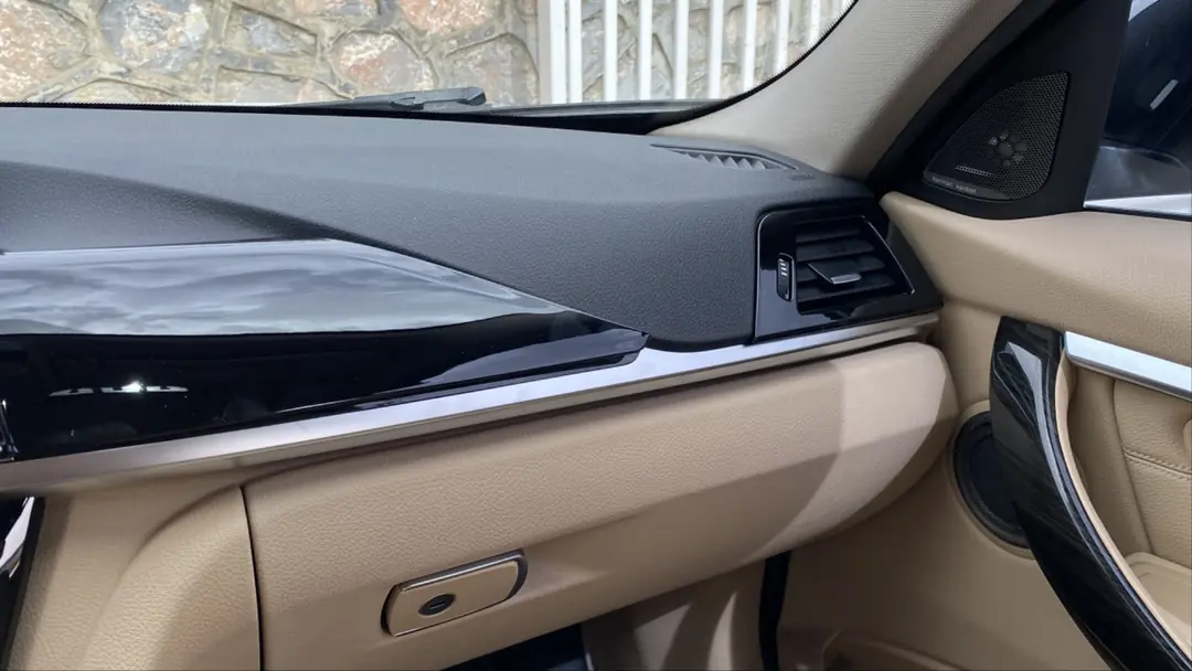 BMW 3 Serisi F30 Göğüslük ve Menfez Kaplama Seti - Piano Black 4