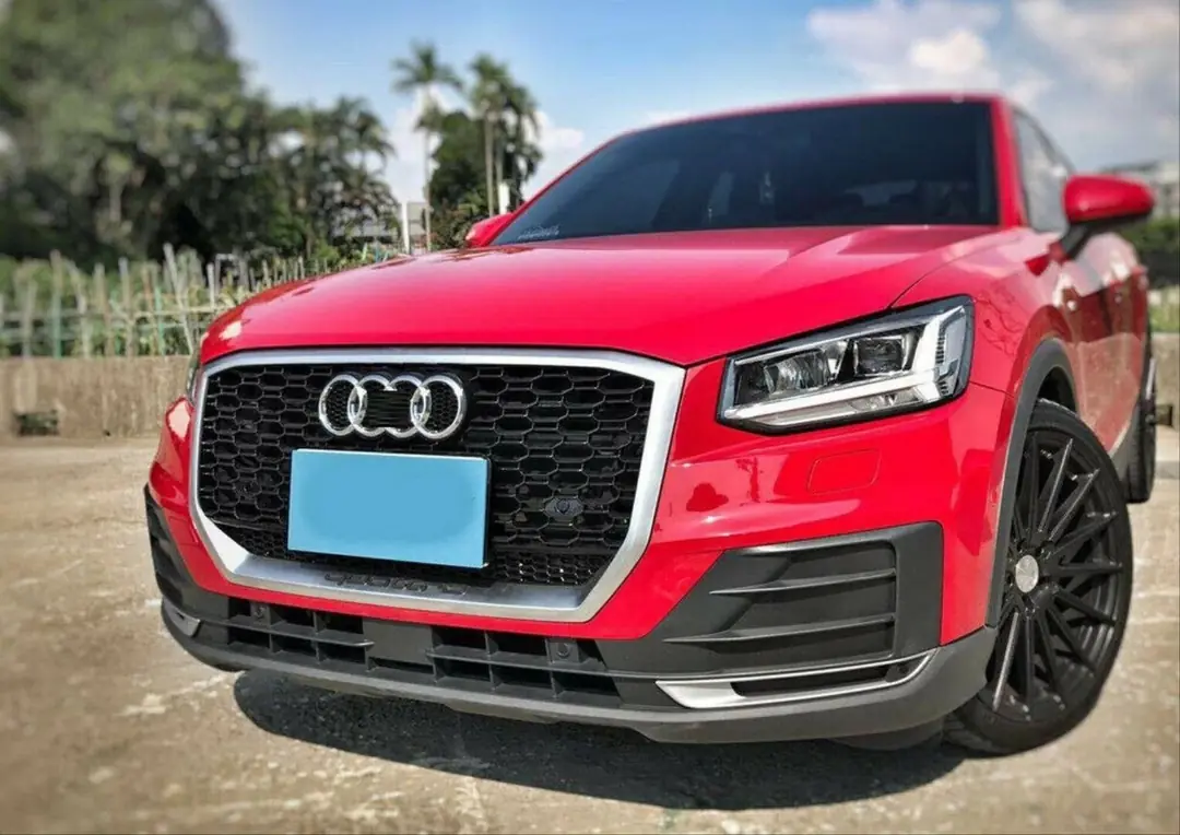 Audi Q2 GA RSQ2 Petek Panjur Gri Yazılı Piano Black 4